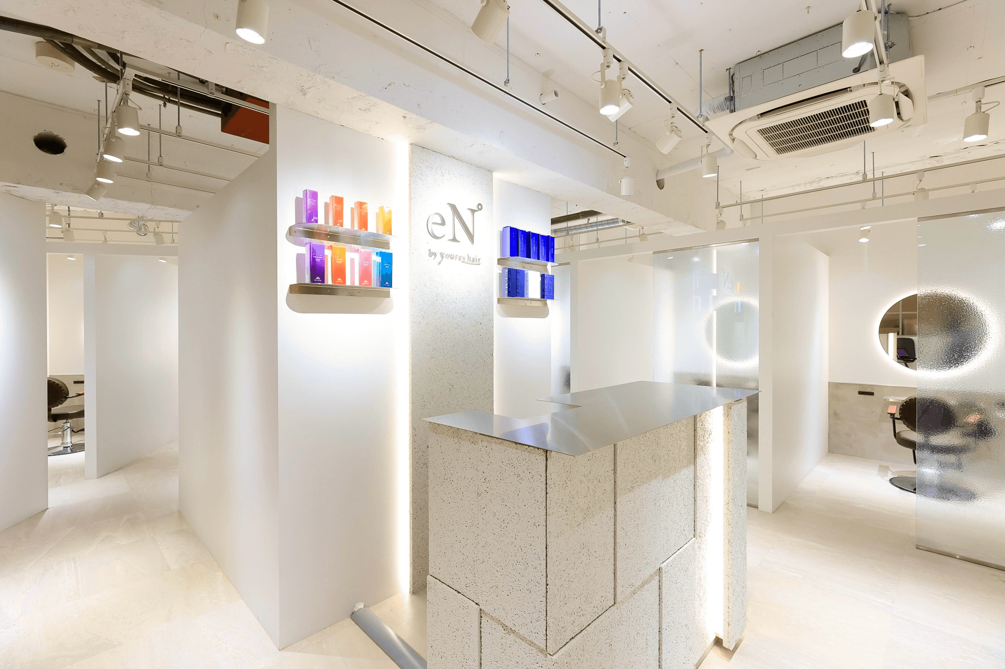 eN° by youres hair 飯田橋店の明るく落ち着いた受付カウンター